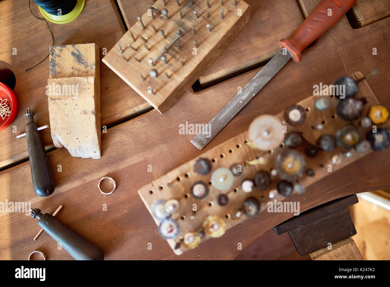 I gioiellieri strumenti sul tavolo Foto Stock