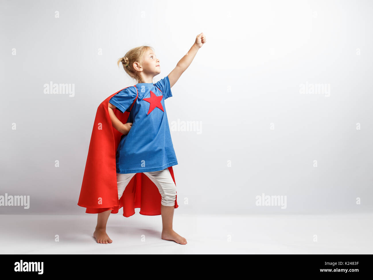 Supereroe Del Bambino, Costume Dell'eroe Eccellente Del Ragazzo Del Bambino,  Superman Felice Del Bambino Su Bianco Immagine Stock - Immagine di  divertente, divertimento: 147390243