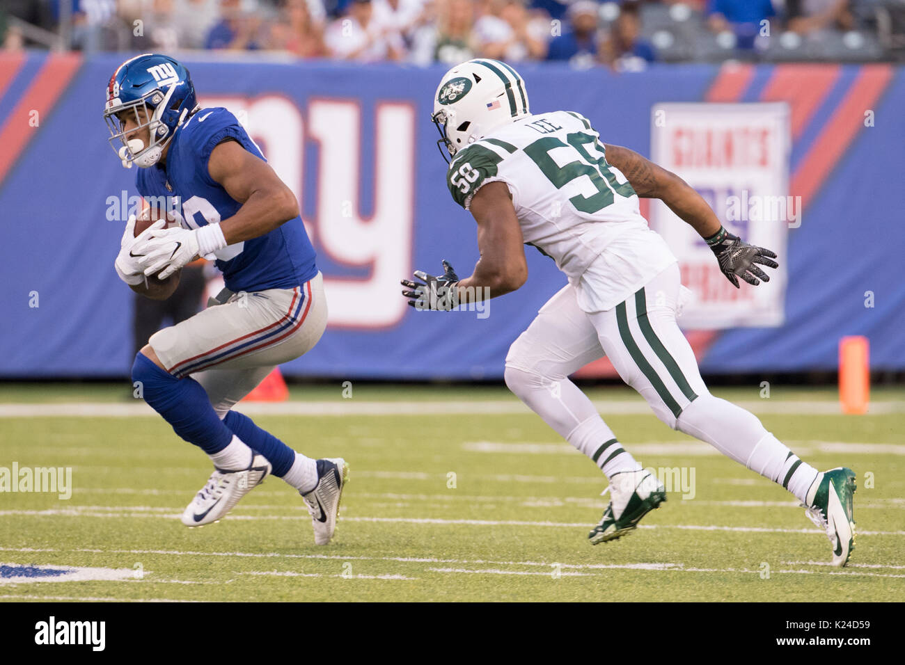 Agosto 26, 2017, New York Giants manualmente l'estremità Evan Engram (88) in azione contro New York getti linebacker Darron Lee (58) durante il gioco di NFL tra il New York getti e New York Giants a MetLife Stadium di East Rutherford, New Jersey. Christopher Szagola/CSM Foto Stock