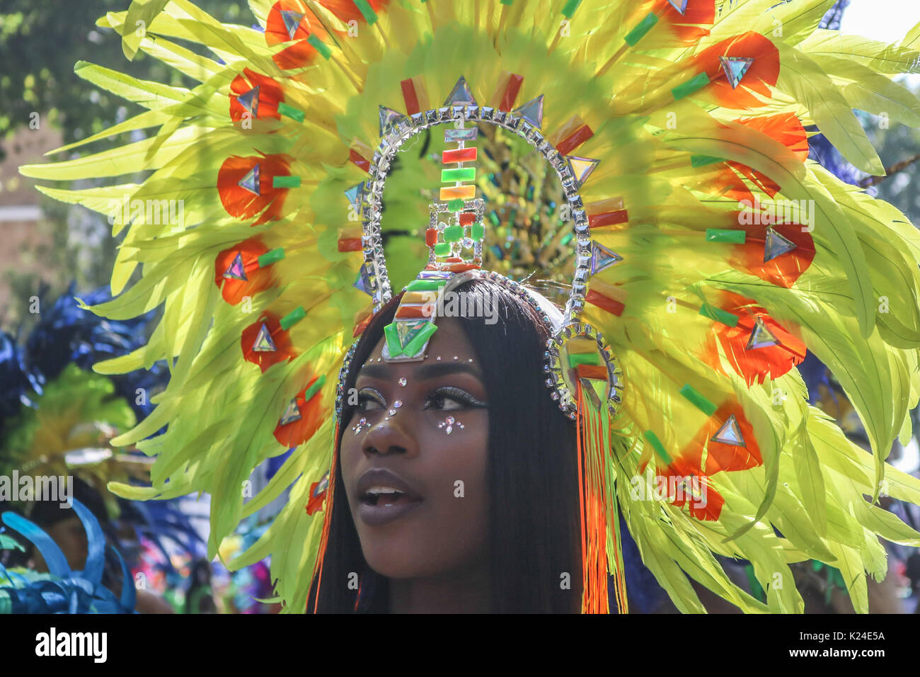 Londra, Regno Unito. 28 Agosto, 2017. Samba ballerini sfilano nei coloratissimi costumi featherd il giorno 2 di Notting Hill Street carnevale che dovrebbe attirare 1 milioni di visitatori durante i week-end festivo di credito: amer ghazzal/Alamy Live News Foto Stock