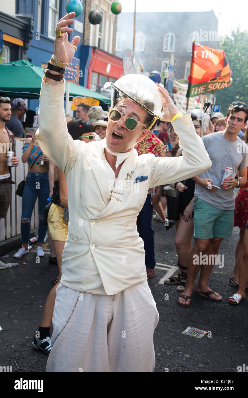 Londra, Regno Unito. 28 Agosto, 2017. Cantante, regista e produttore Natty Bo danze a Gaz Rockin dell' Blues sound system. Centinaia di migliaia di persone hanno preso parte al carnevale di Notting Hill a ovest di Londra. La manifestazione ha avuto sul significato aggiunto questo anno a causa della sua vicinanza al Grenfell torre e un minuto di silenzio è stato osservato a 3pm. Credito: Mark Kerrison/Alamy Live News Foto Stock