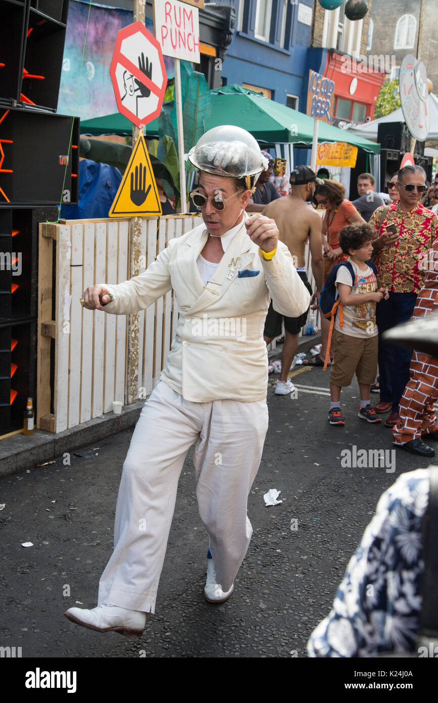 Londra, Regno Unito. 28 Agosto, 2017. Cantante, regista e produttore Natty Bo danze a Gaz Rockin dell' Blues sound system. Centinaia di migliaia di persone hanno preso parte al carnevale di Notting Hill a ovest di Londra. La manifestazione ha avuto sul significato aggiunto questo anno a causa della sua vicinanza al Grenfell torre e un minuto di silenzio è stato osservato a 3pm. Credito: Mark Kerrison/Alamy Live News Foto Stock