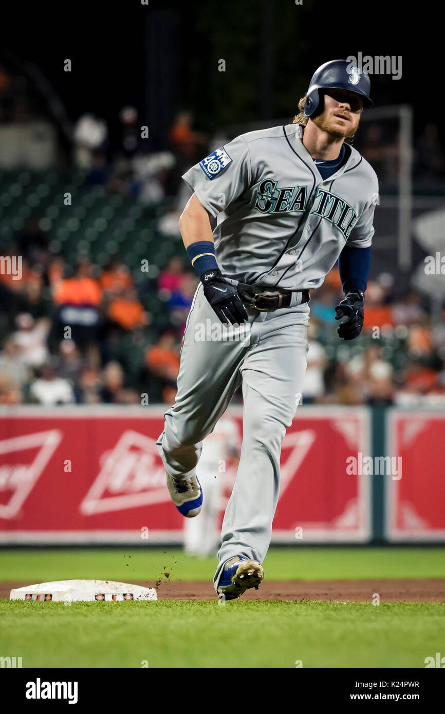 Baltimore, Maryland, Stati Uniti d'America. Agosto 28, 2017: Seattle Mariners sinistra fielder Ben Gamel (16) colpisce un homerun MLB durante la partita tra Seattle Mariners e Baltimore Orioles a Rigogolo Park a Camden Yards di Baltimora, Maryland. Scott Taetsch/CSM Credito: Cal Sport Media/Alamy Live News Foto Stock