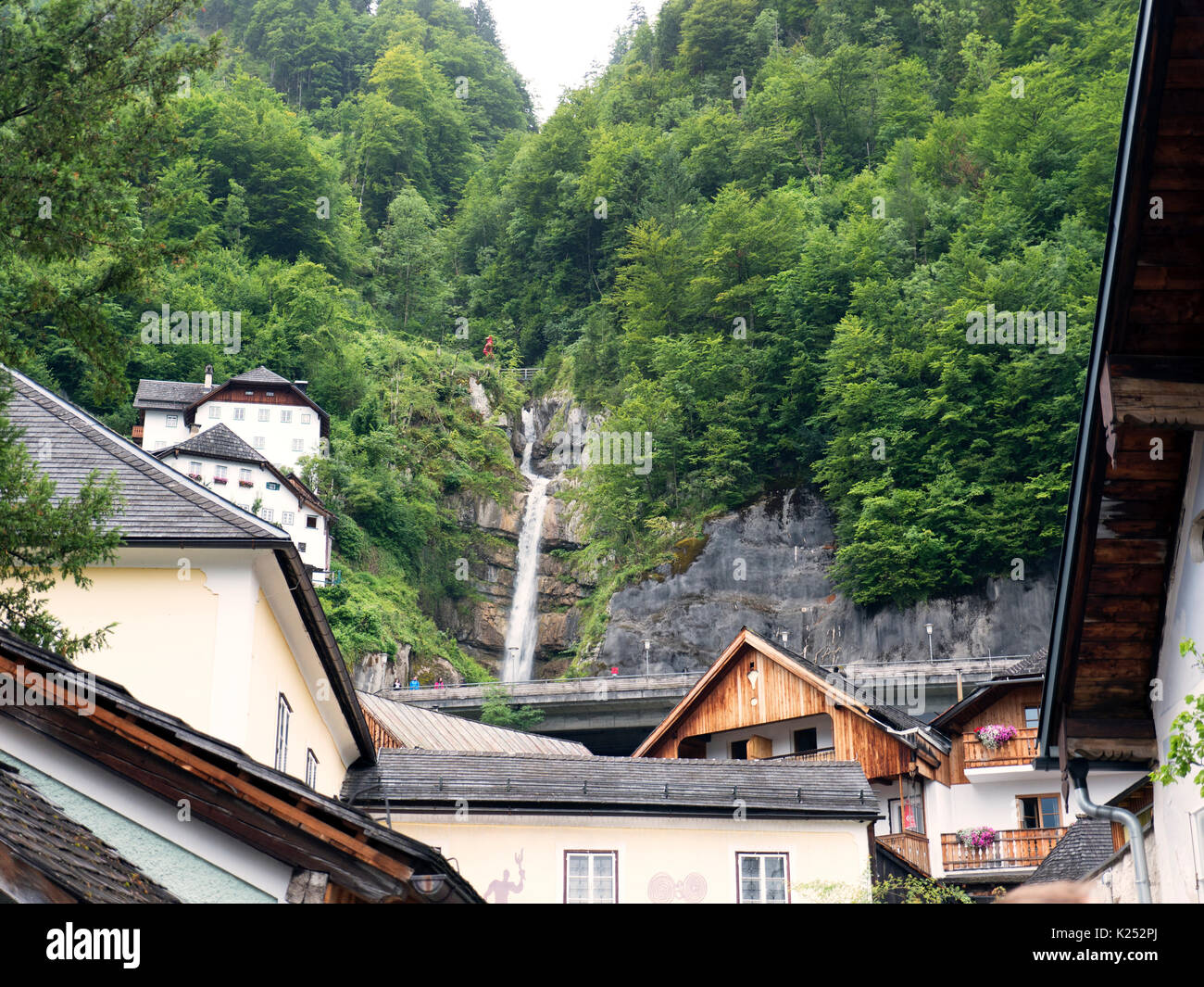 Città Hallstatt con lago di montagna e le miniere di sale. Massiccio alpino, bellissimo canyon in Austria. Salisburgo valle alpina, vacanza destinazione di viaggio. Foto Stock