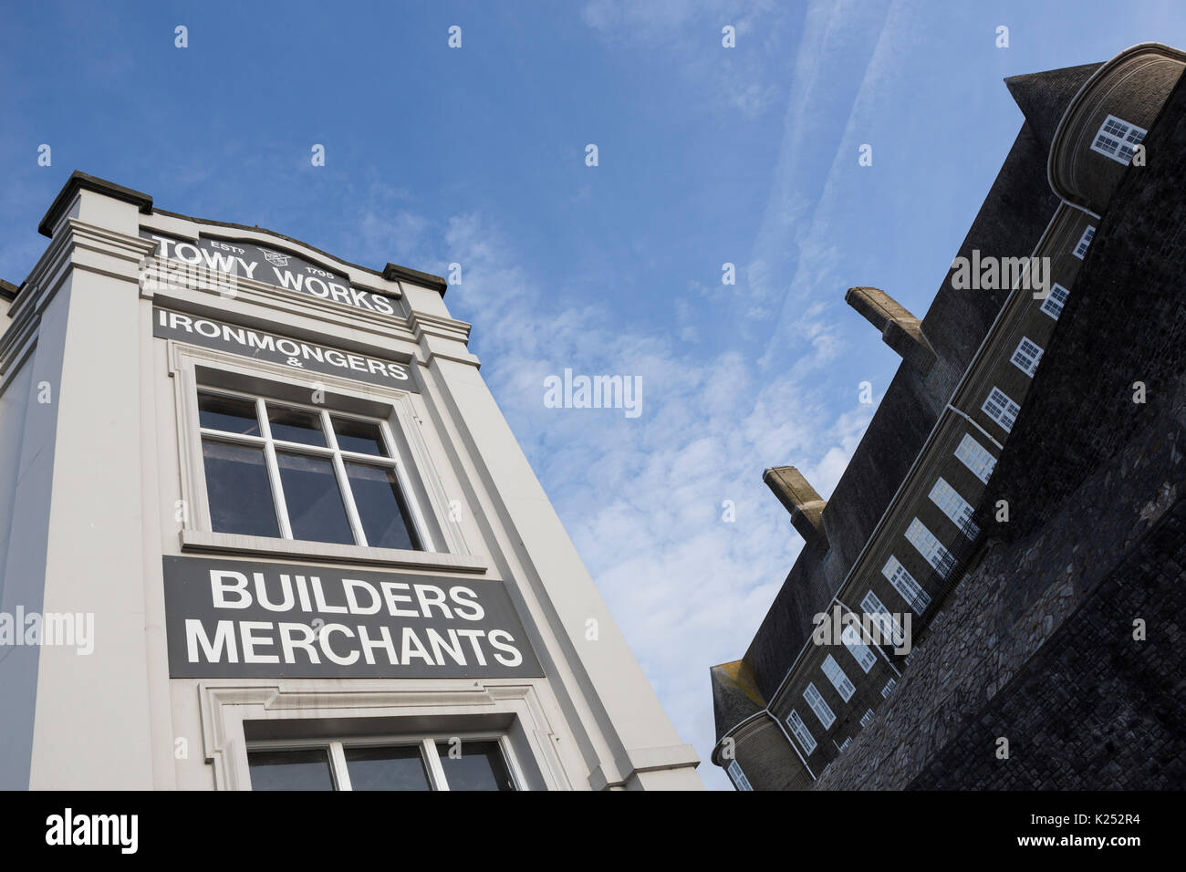 Iconico punto di riferimento Towy opere ai rivenditori di materiali edili shop / store in Carmarthenshire, Wales, Regno Unito Foto Stock