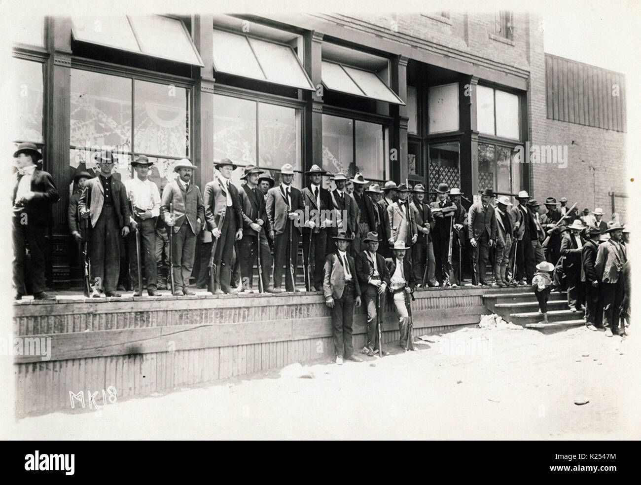 American armati i dipendenti della società e Arizona Rangers guard Company store durante sciopero dei minatori, 1906 Novillero, Messico Foto Stock
