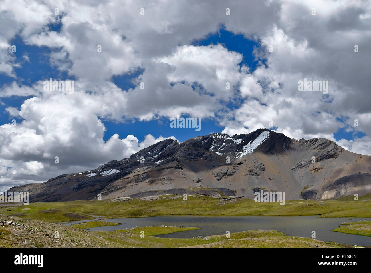 Tracce di neve sulla collina Foto Stock