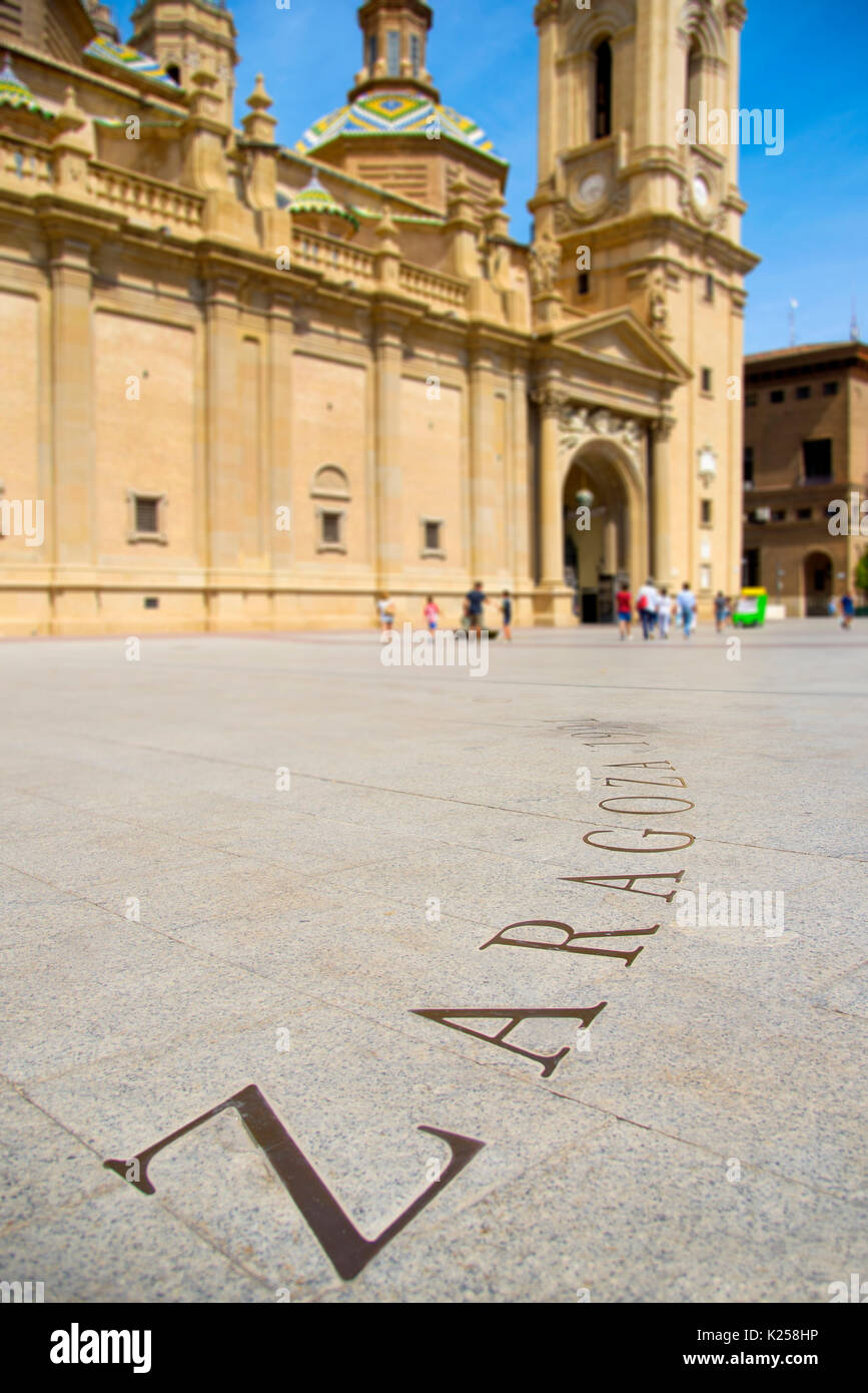 Una vista della Plaza del Pilar square a Saragozza, in Spagna, con la Cattedrale-Basilica della Madonna del Pilastro in background Foto Stock