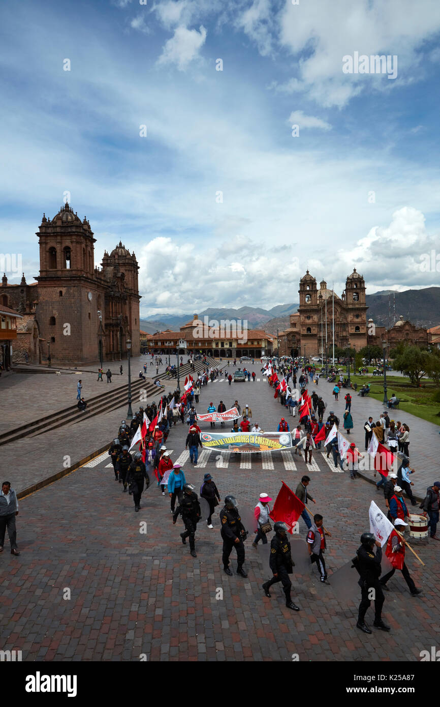 I manifestanti, Plaza de Armas, Cusco, Perù, Sud America Foto Stock