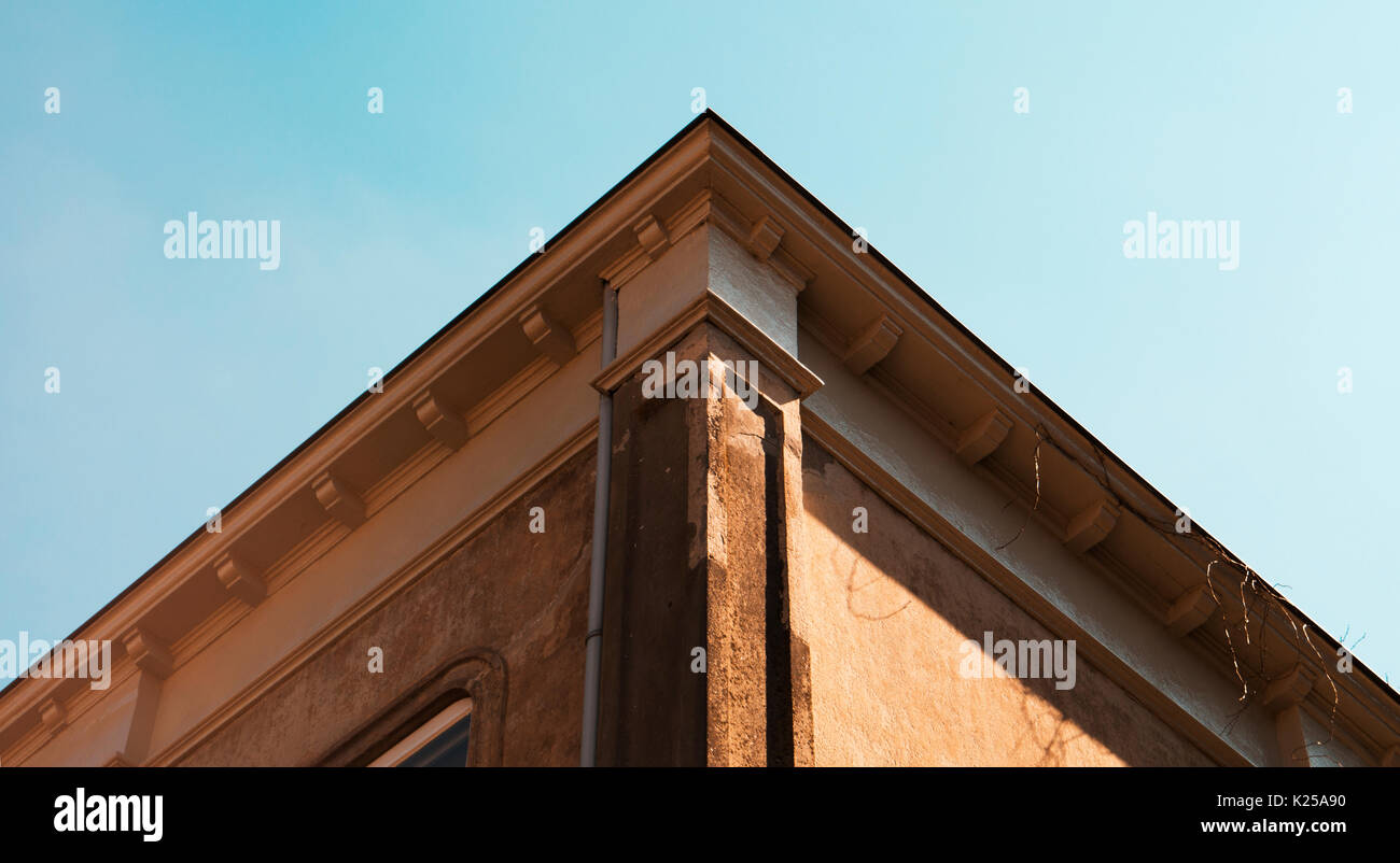 Centro casa costruzione angolo in pietra, astratto in estate chiaro cielo blu giorno Foto Stock