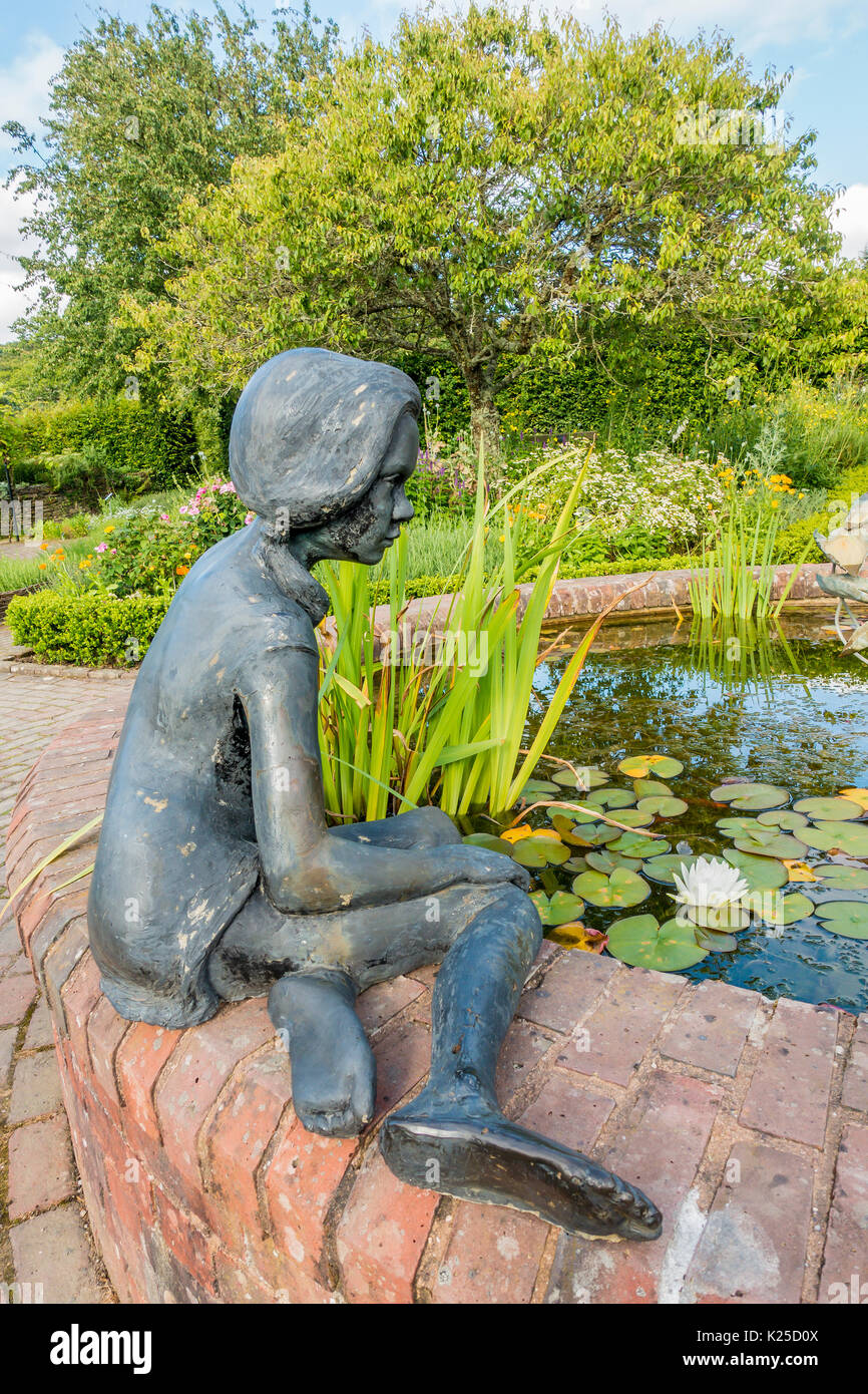 Statua,ragazza,stagno,Royal Horticultural Society,RHS,Giardino,Rosemoor,Bideford,Devon Foto Stock