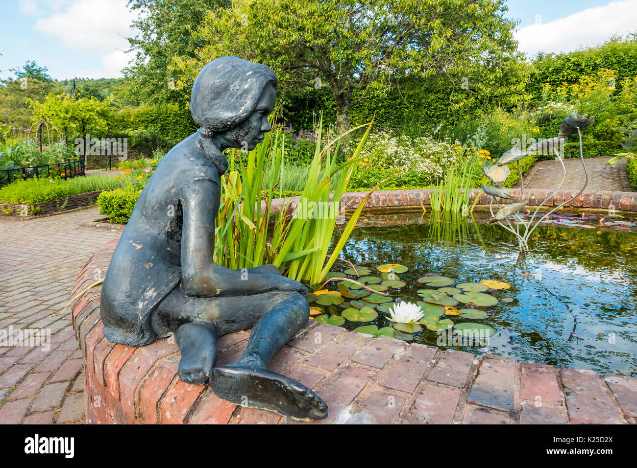Statua,ragazza,stagno,Royal Horticultural Society,RHS,Giardino,Rosemoor,Bideford,Devon Foto Stock