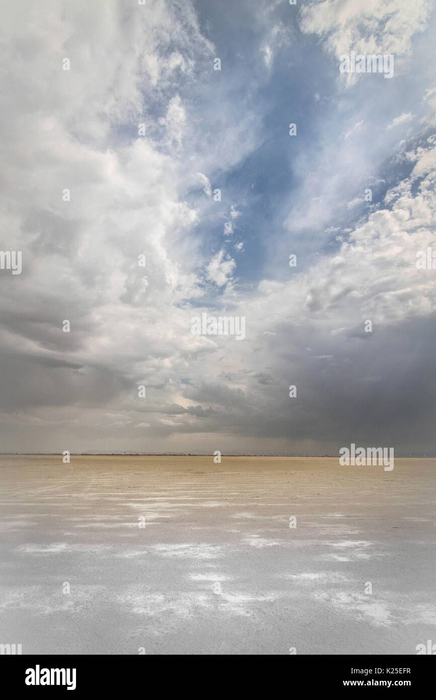 Fondale basso copre il Black Rock Desert Playa al Black Rock Desert High Rock Canyon sentieri di emigrati National Conservation Area Agosto 24, 2015 vicino a Gerlach, Nevada. Foto Stock