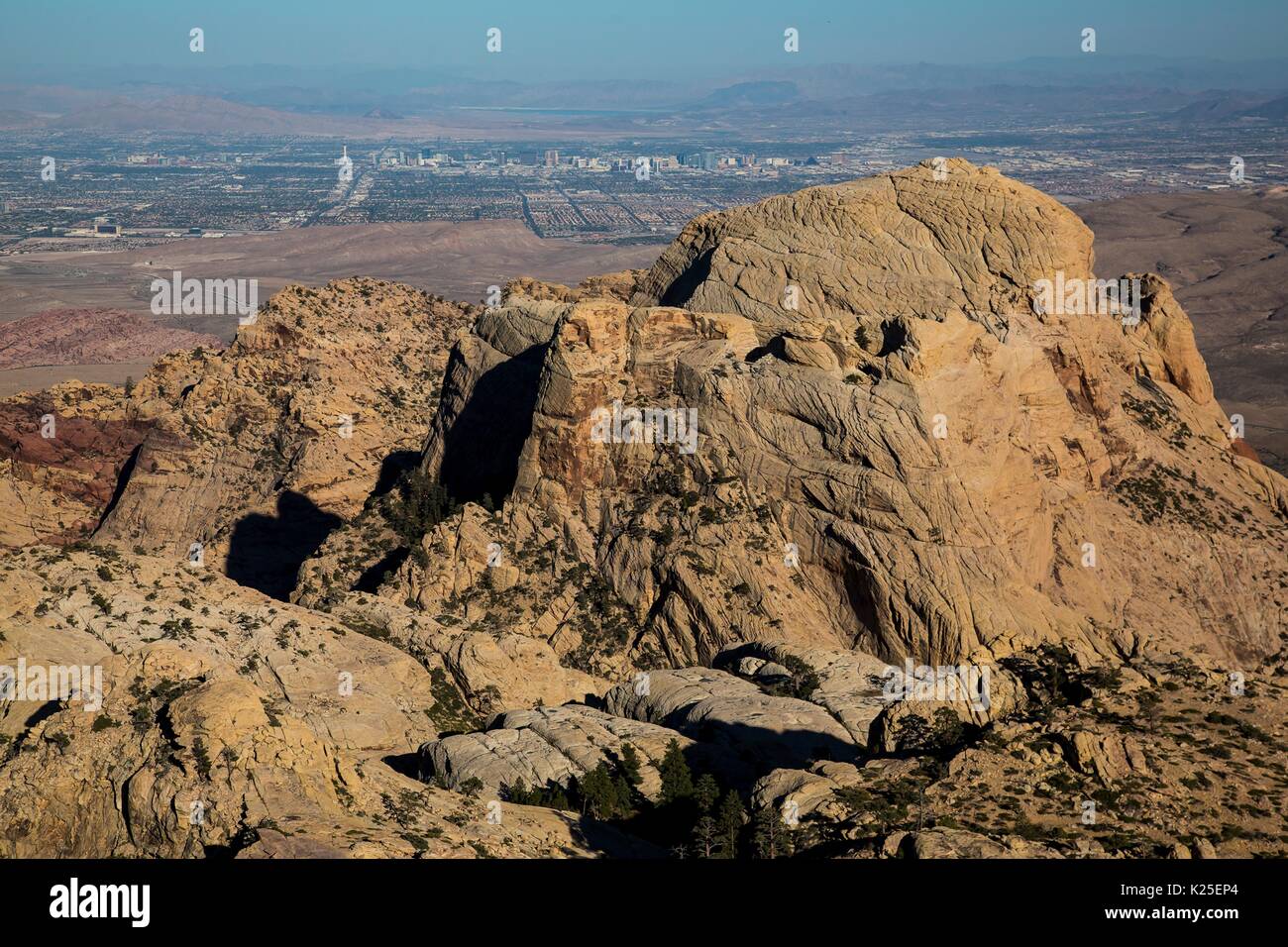 Red formazioni rocciose presso il Red Rock Canyon National Conservation Area con lo skyline di Las Vegas nella distanza 26 Settembre 2016 vicino a Las Vegas, Nevada. Foto Stock