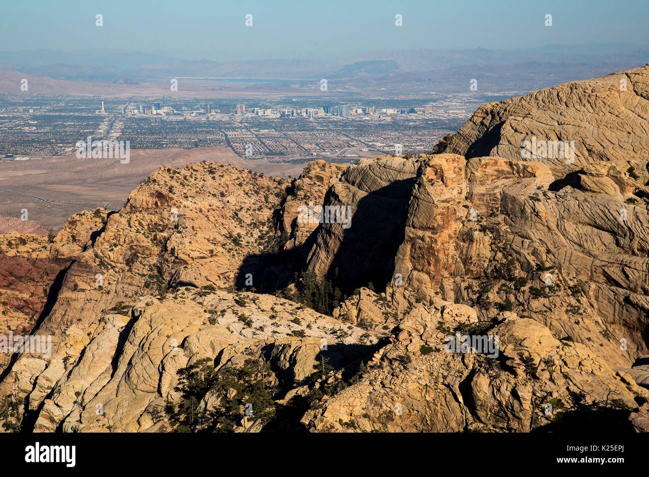 Red formazioni rocciose presso il Red Rock Canyon National Conservation Area con l'orizzonte cittadino di Las Vegas nella distanza 26 Settembre 2016 vicino a Las Vegas, Nevada. Foto Stock
