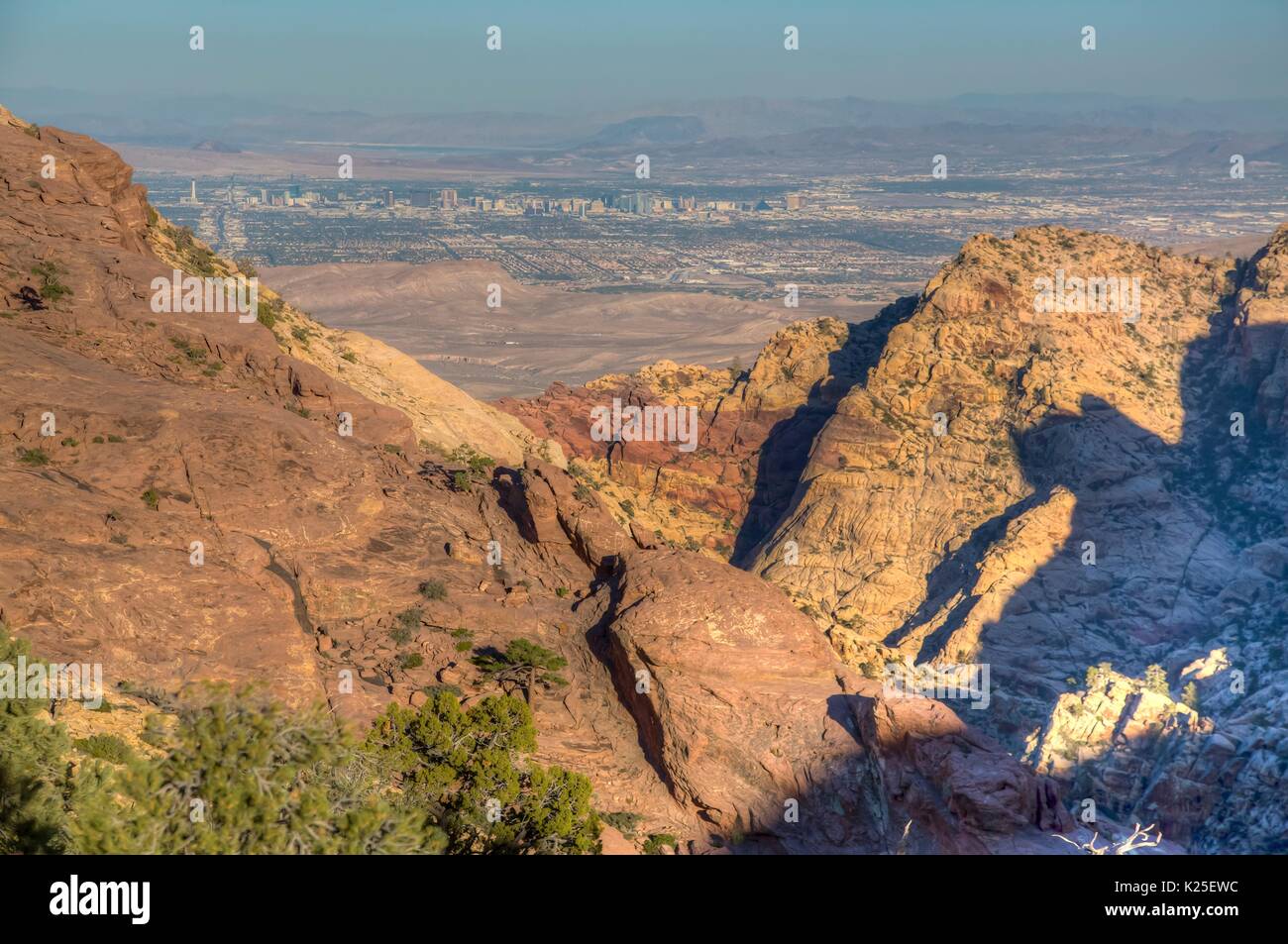 Red formazioni rocciose presso il Red Rock Canyon National Conservation Area con l'orizzonte cittadino di Las Vegas nella distanza 26 Settembre 2016 vicino a Las Vegas, Nevada. Foto Stock