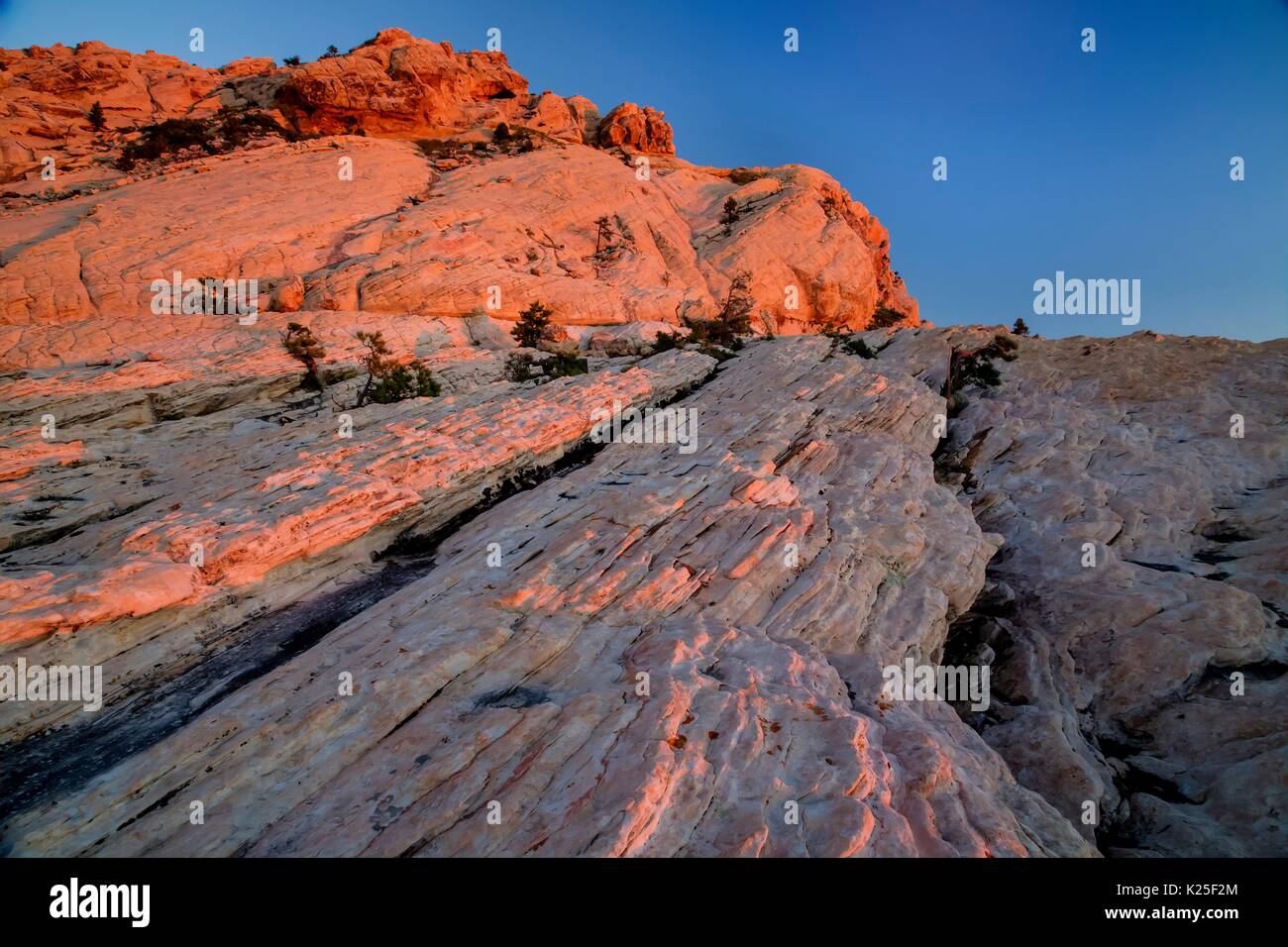 Rosso formazioni di roccia che riflette il colore del tramonto al Red Rock Canyon National Conservation Area 27 Settembre 2016 vicino a Las Vegas, Nevada. Foto Stock