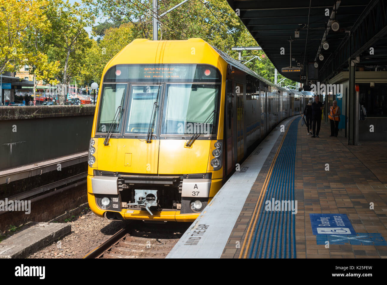 In treno Arrivando alla Stazione Centrale di Sydney, Nuovo Galles del Sud, Australia. Foto Stock