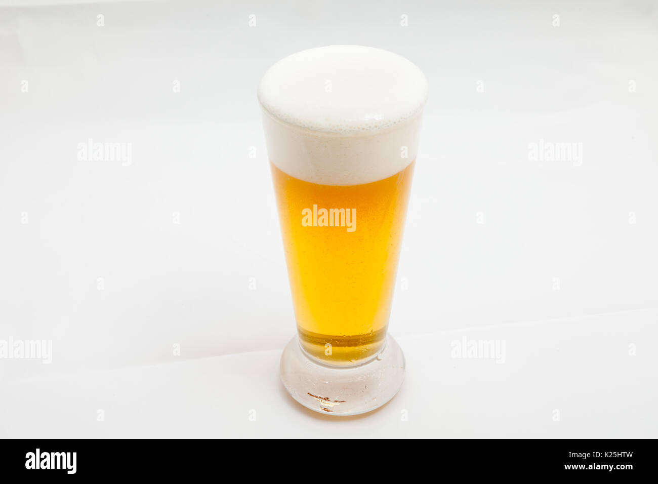 La pinta di birra con schiuma bianca Foto Stock