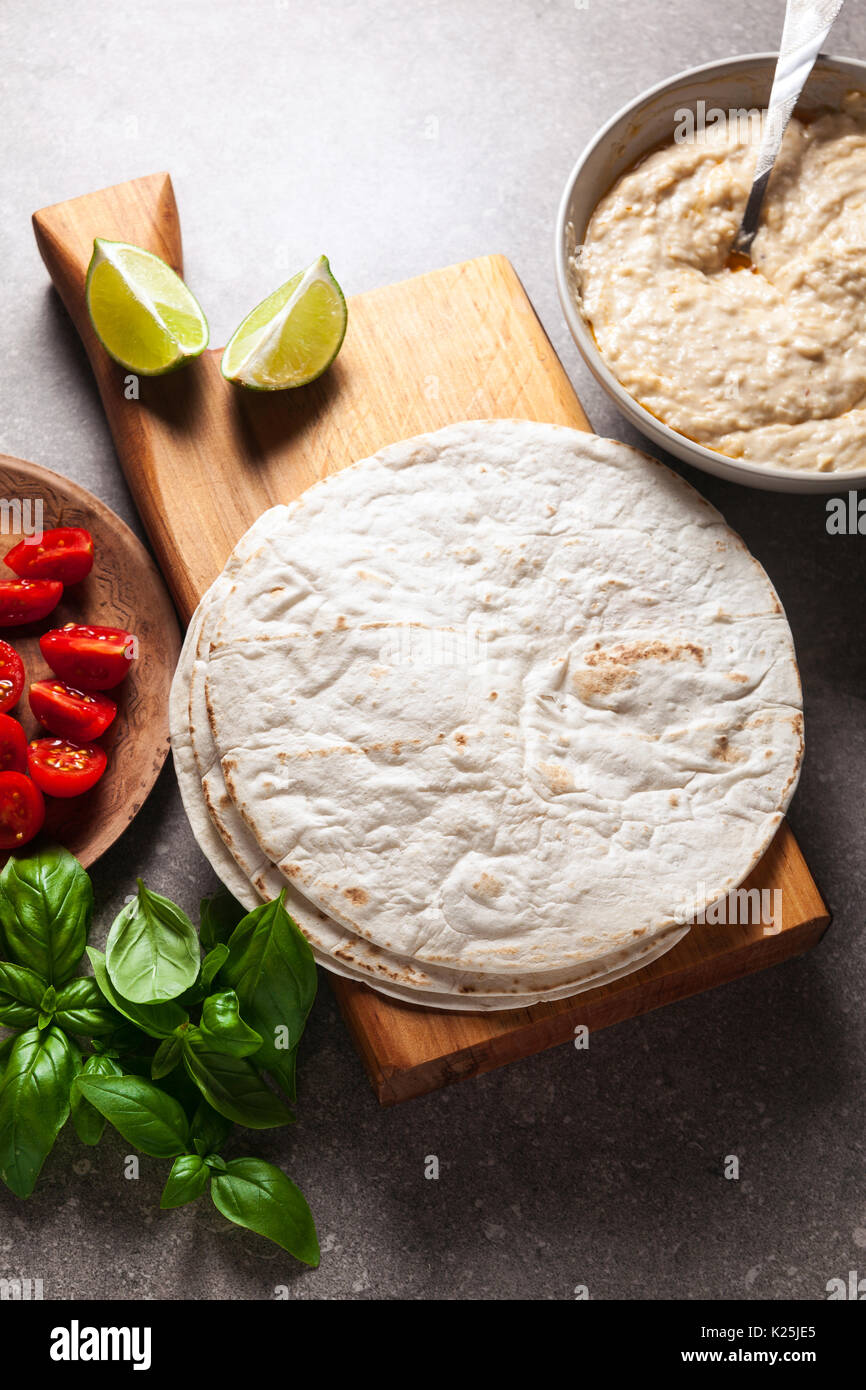 In casa bianco Tortillas di mais in una pila Foto Stock