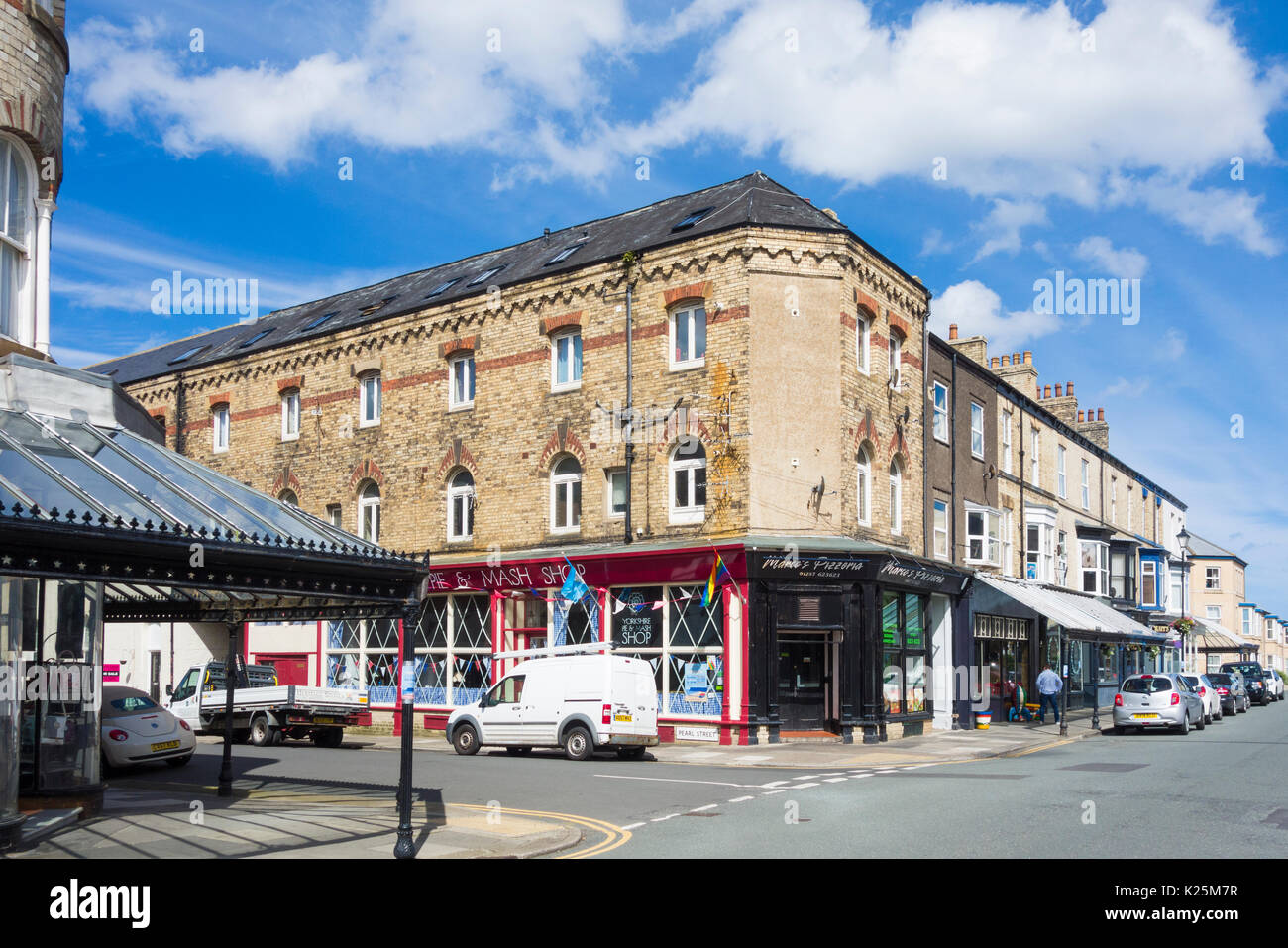 Negozi, caffetterie e ristoranti su Milton Street in Saltburn dal mare, North Yorkshire, Inghilterra. Regno Unito Foto Stock