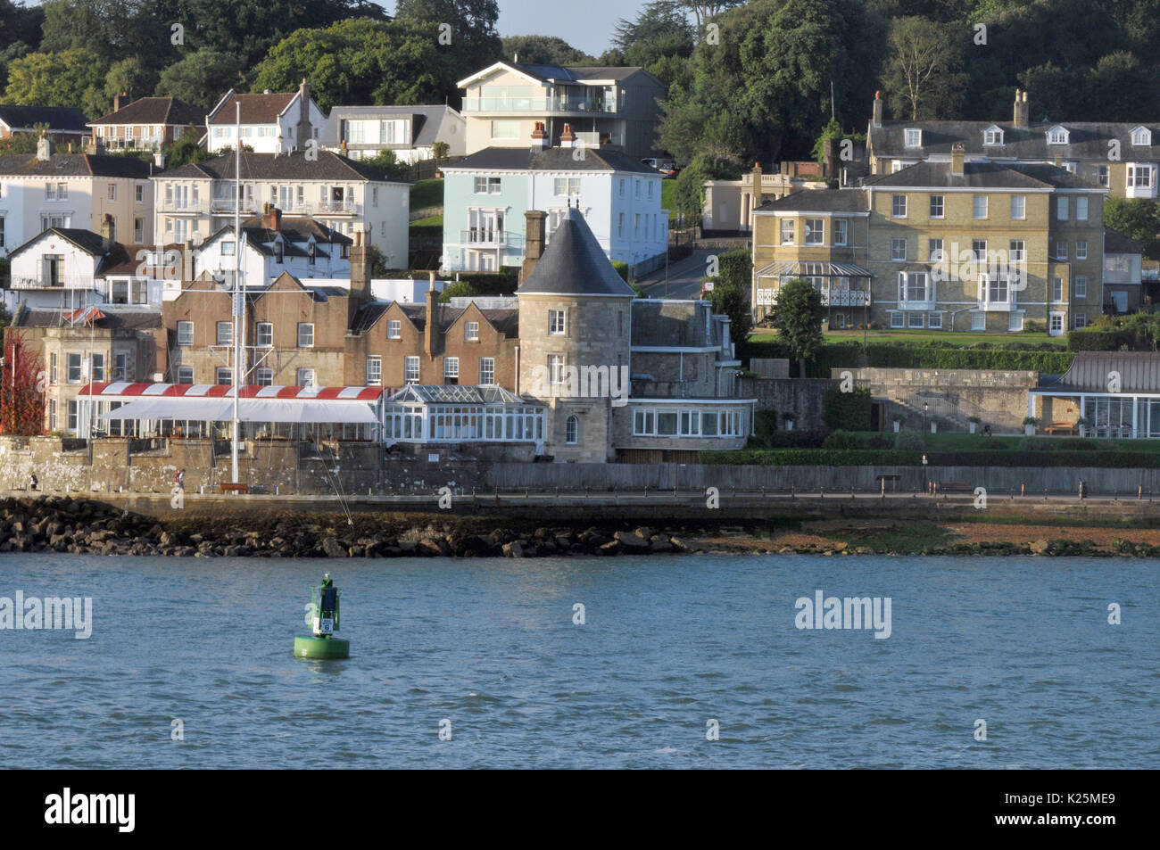 Il Royal Yacht Squadron e island club di vela a Cowes lungomare fronte mare sull'isola di Wight che mostra gli edifici e le impostazioni di cronologia Foto Stock