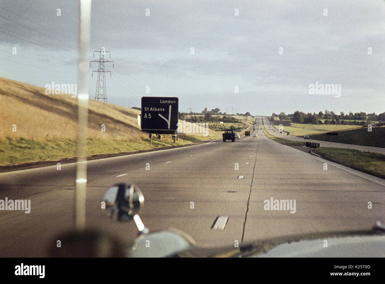 Incrocio 9 della M1 southbound, che conduce alla A5 che conduce a St Albans, Hertfordshire. Circa 1960 Foto Stock