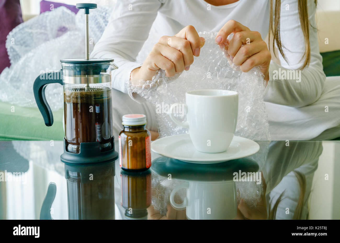 Donna di mani popping Bubble wrap. Il concetto di stress Foto Stock