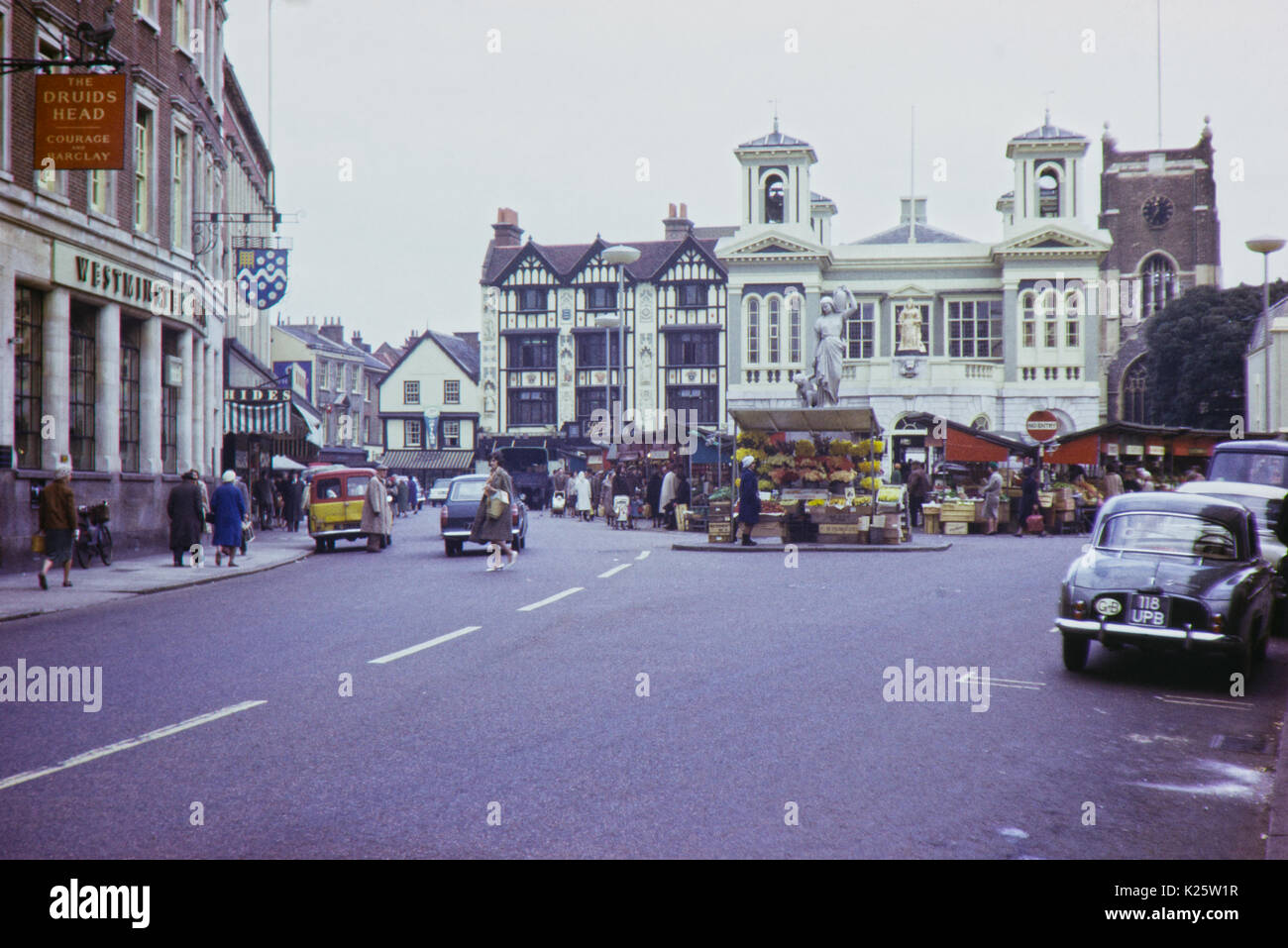 1961 Kingston upon Thames, Surrey, in un giorno di mercato. Ora area pedonale. Foto Stock
