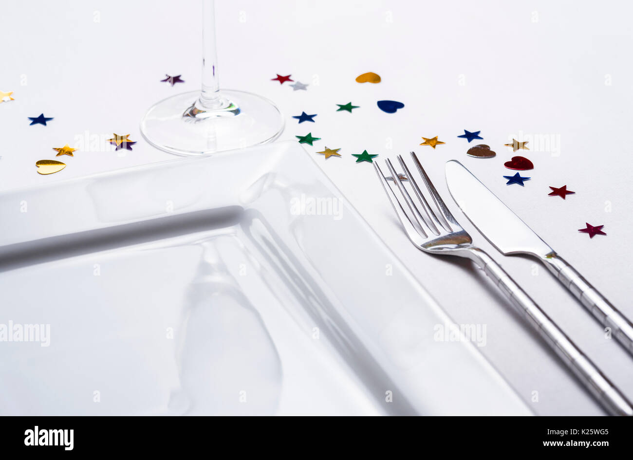 Posto singolo impostazione tabella, coltello piastra forcella, con decorazione coriandoli. Foto Stock