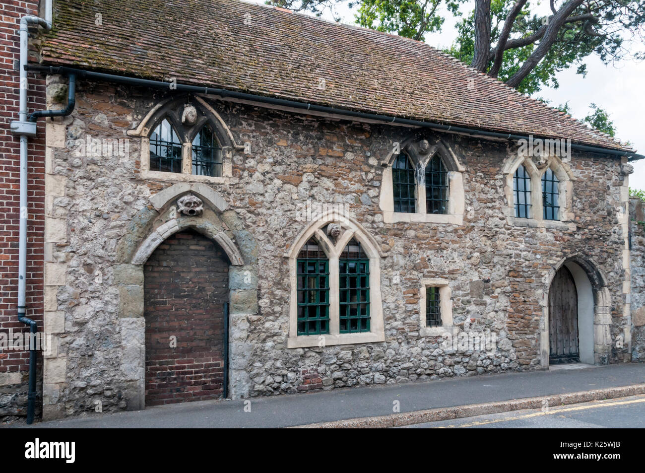 Questi edifici sono tutto ciò che resta dei Cistercensi medievali al priorato di St John a New Romney, Kent. Foto Stock