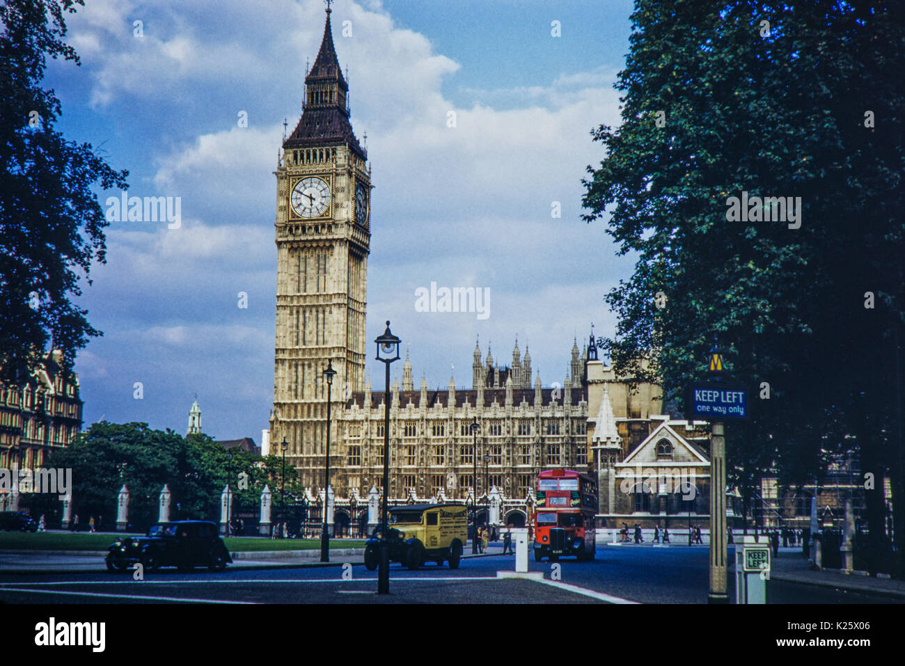 Primi anni cinquanta Case del Parlamento, St Stephens torre/Big Ben e vecchi veicoli, Westminster, London. Foto Stock