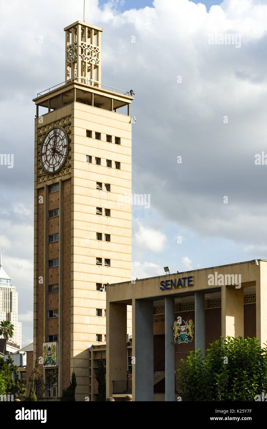Il senato del Kenya edificio esterno illustrante la torre dell orologio e ingresso principale, Nairobi, Kenia Foto Stock