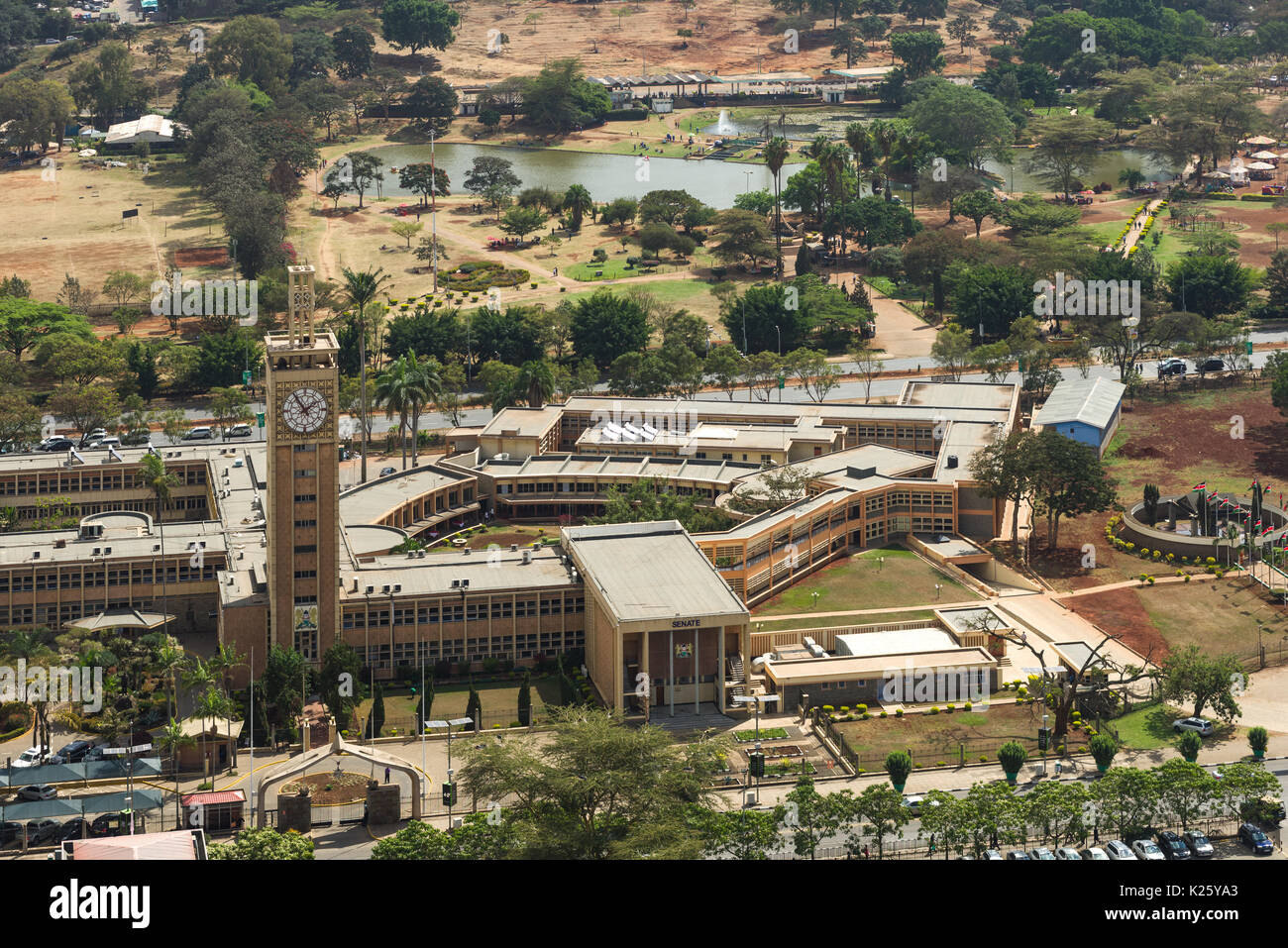 Vista aerea del Senato edificio con torre dell'orologio e Uhuru Park in background, Nairobi, Kenia Foto Stock