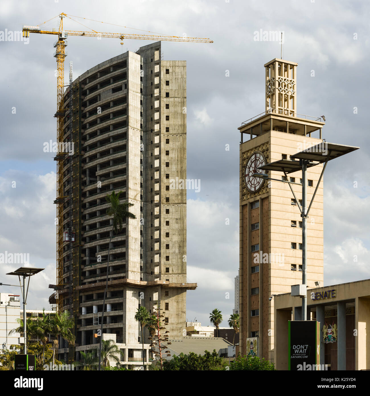 Il senato del Kenya edificio esterno illustrante la torre dell orologio e la Torre del Parlamento in costruzione in background, Nairobi, Kenia Foto Stock