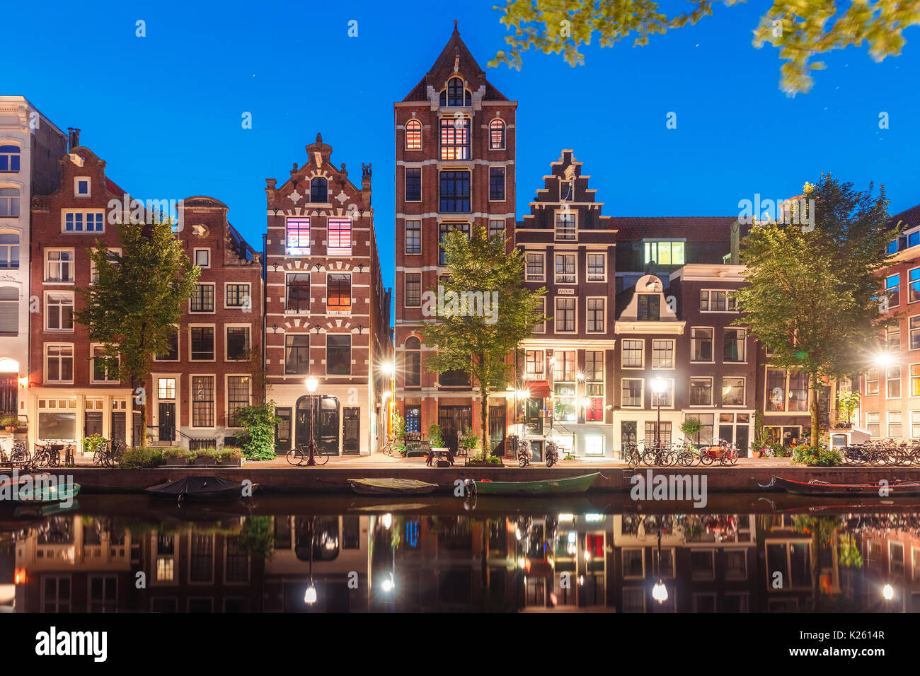 Notte Vista sulla città di Amsterdam canal Herengracht Foto Stock