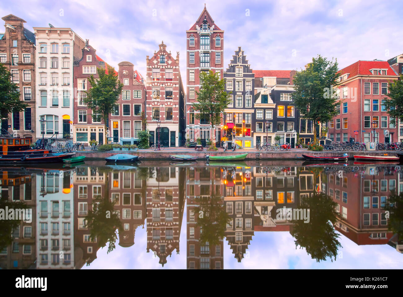 Notte Vista sulla città di Amsterdam canal Herengracht Foto Stock