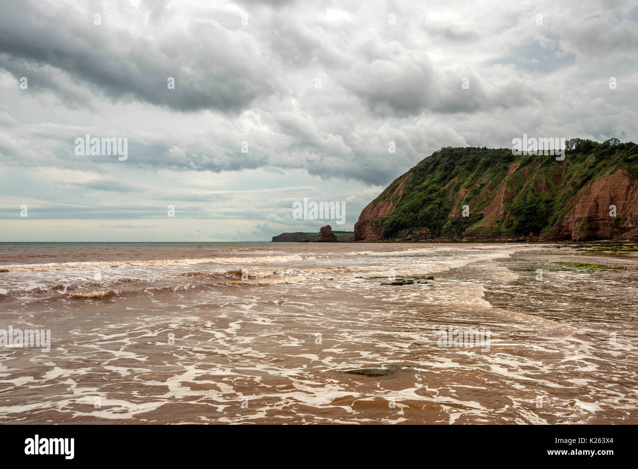 Great British Coste, raffigurante la bella Jurassic Coast vicino a Sidmouth Devon sul tempestoso giorno d'estate, Ft. Big Picket, uomo di Dio e rocce siviera. Foto Stock