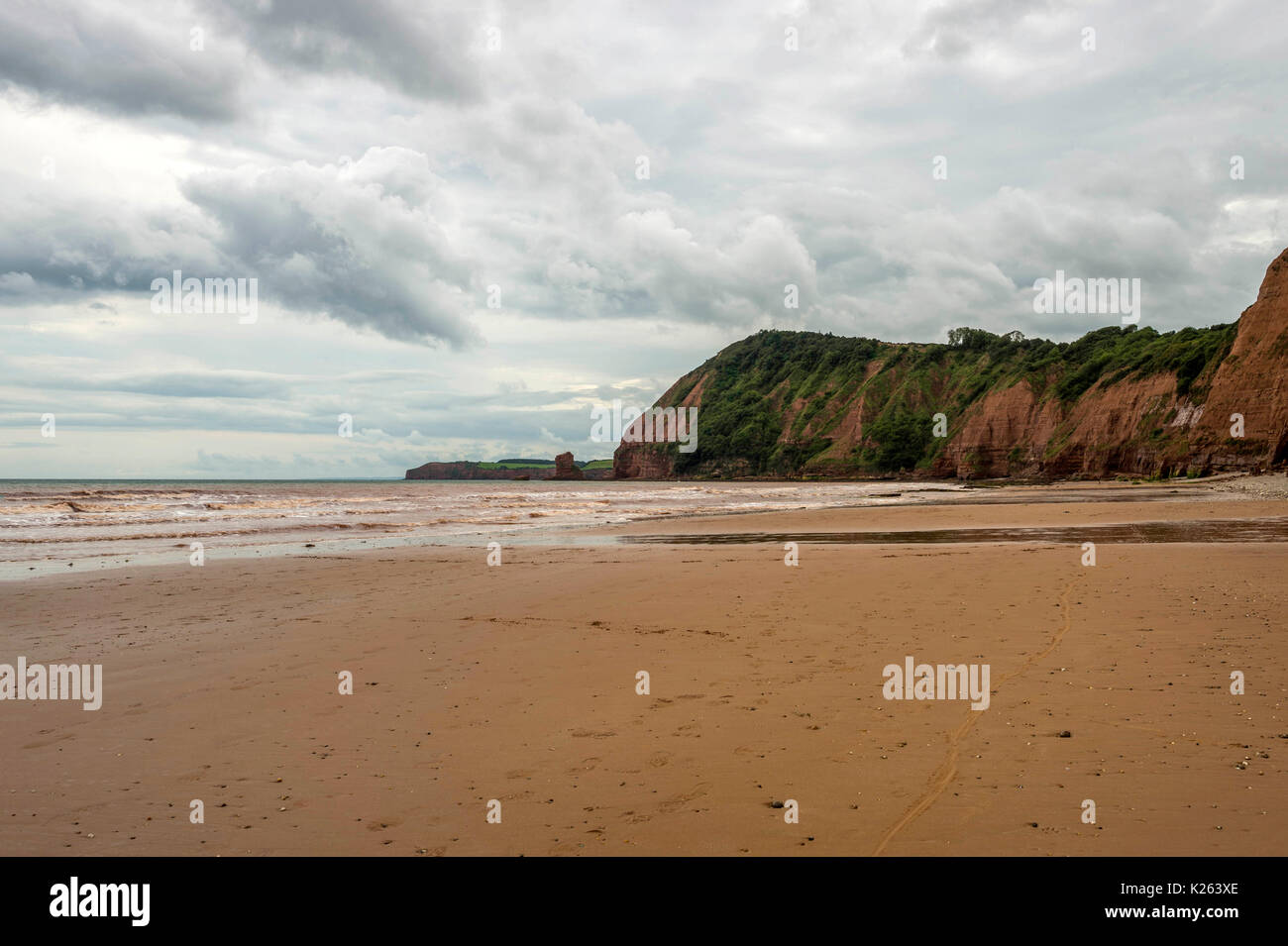 Great British Coste, raffigurante la bella Jurassic Coast vicino a Sidmouth Devon sul tempestoso giorno d'estate, Ft. Big Picket, uomo di Dio e rocce siviera. Foto Stock