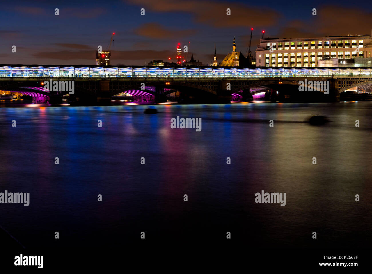 Blackfriars Bridge di notte. I pannelli solari in tutta la stazione sono una caratteristica unica di questo rinnovato di recente stazione. Foto Stock