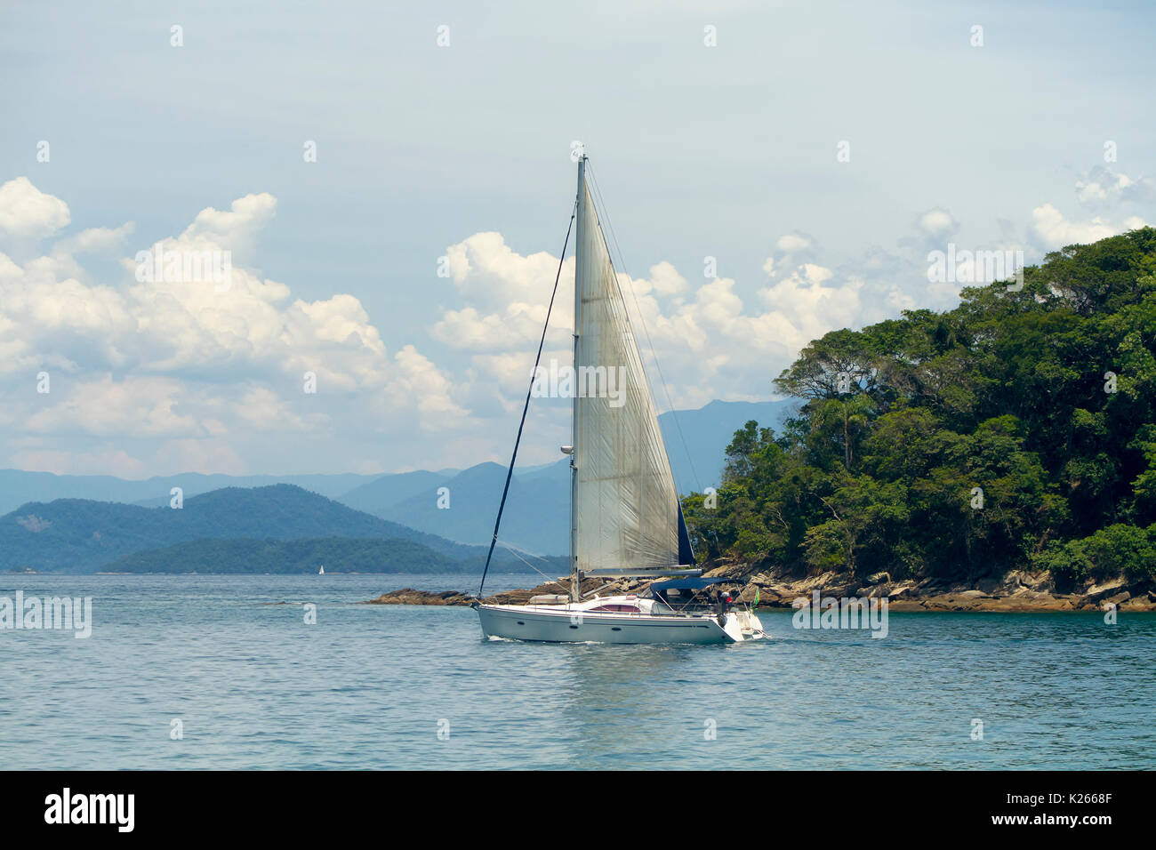 Barca a vela in Angra dos Reis Bay Foto Stock