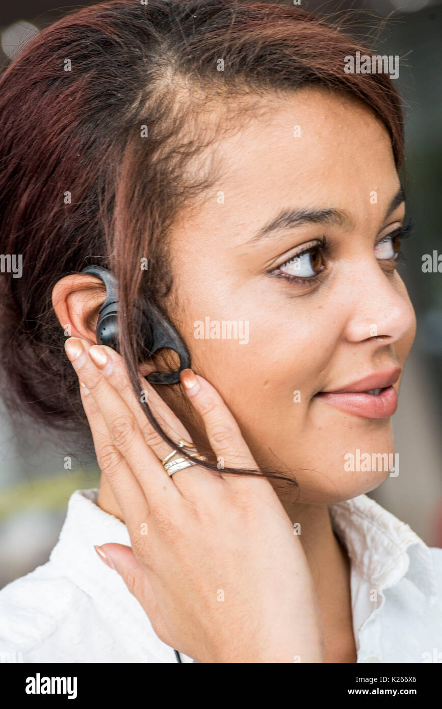 Walkie talkie utilizzati per la comunicazione in corrispondenza di una concessionaria auto Foto Stock