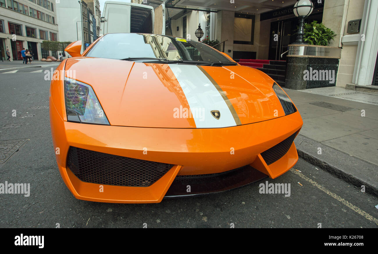 28 agosto 2017, Londra, Arancione Lamborghini luxury motor car ha un parcheggio ticket. Foto Stock