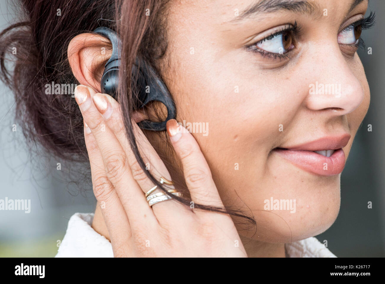 Walkie talkie utilizzati per la comunicazione in corrispondenza di una concessionaria auto Foto Stock