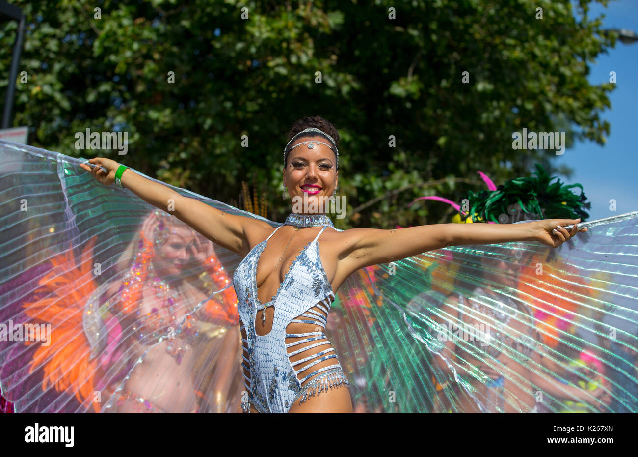 La gente in costume al carnevale di Notting Hill 2017. Fino a 1 milioni di persone riempire le strade di Notting Hill per l'Europa la più grande strada di carnevale. Foto Stock