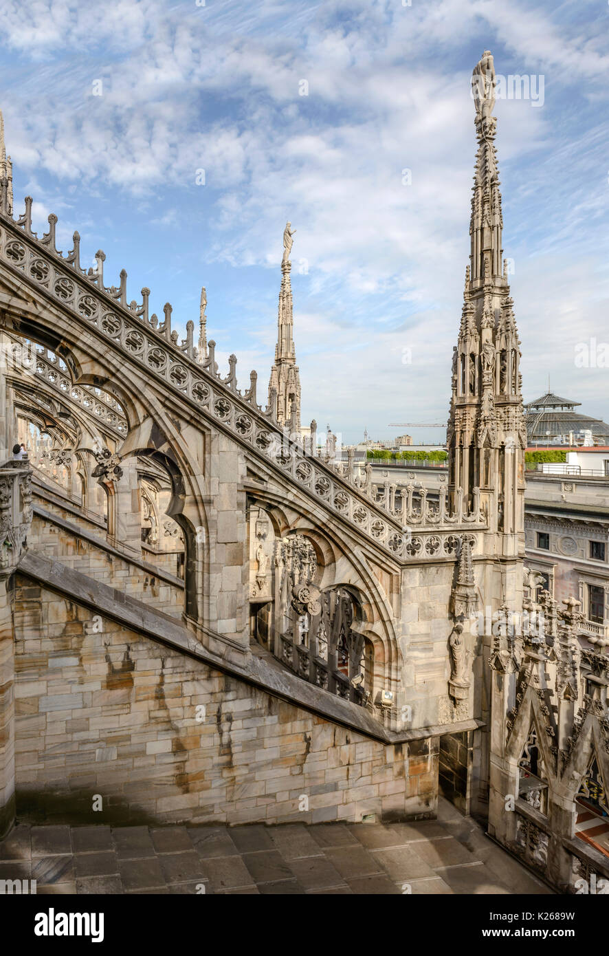 Vista di marmo ad arco archi rampanti della antica cattedrale, girato in una luminosa giornata estiva a Milano, Lombardia, Italia Foto Stock