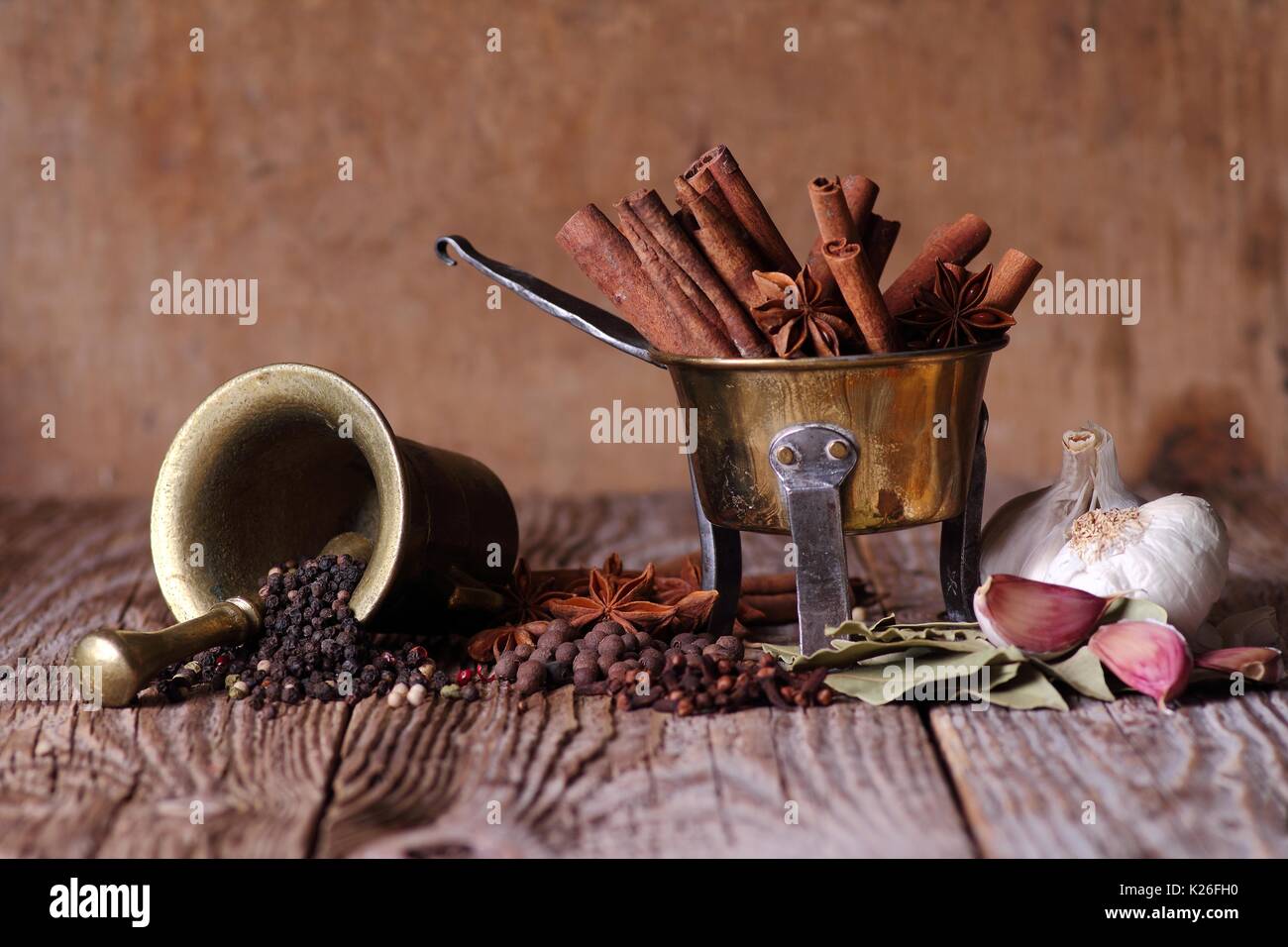 Erbe e spezie su di un tavolo di legno in cucina Foto Stock