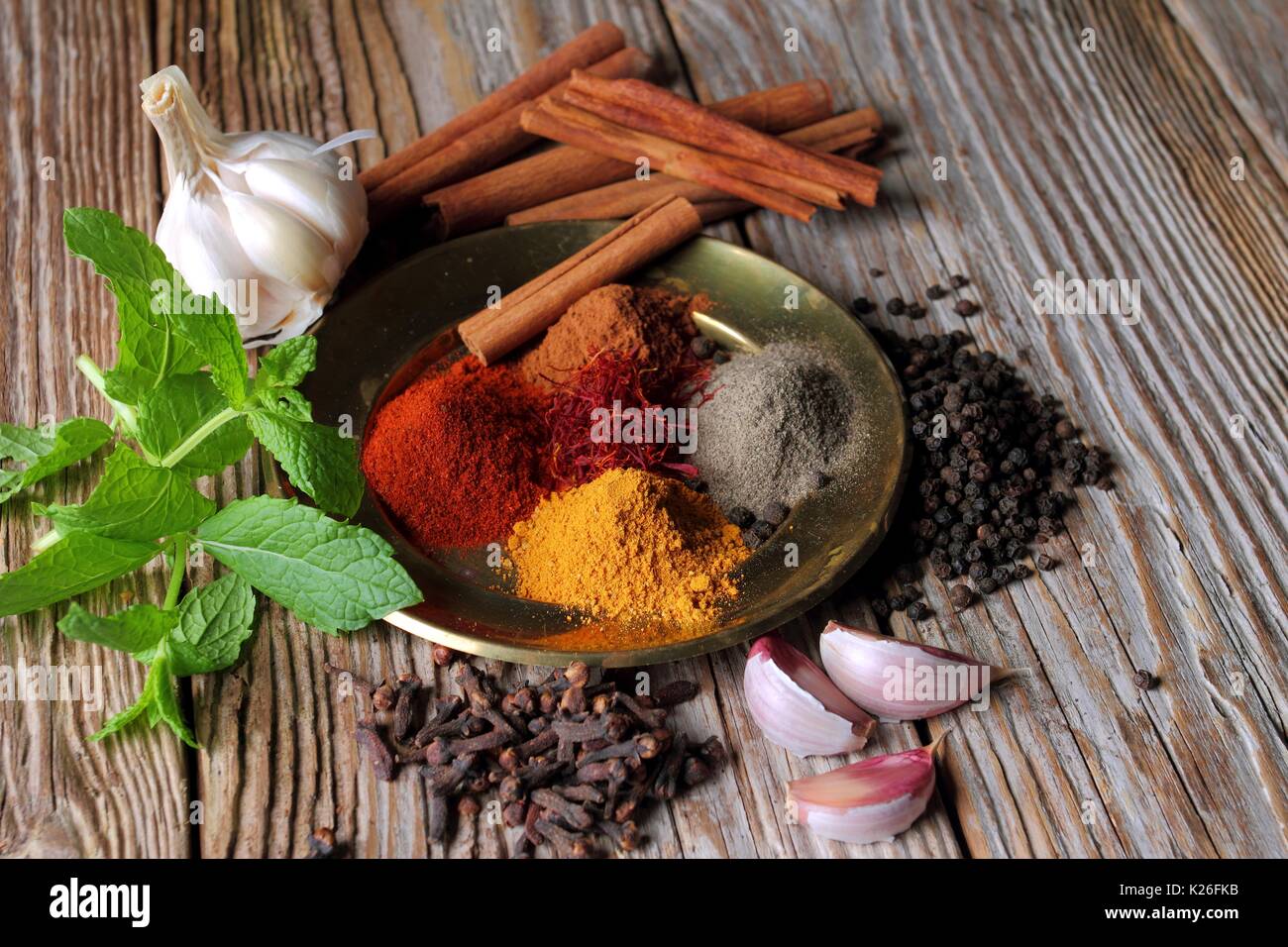 Erbe e spezie. Il cibo e la cucina ingredienti. Colorate additivi naturali. Foto Stock