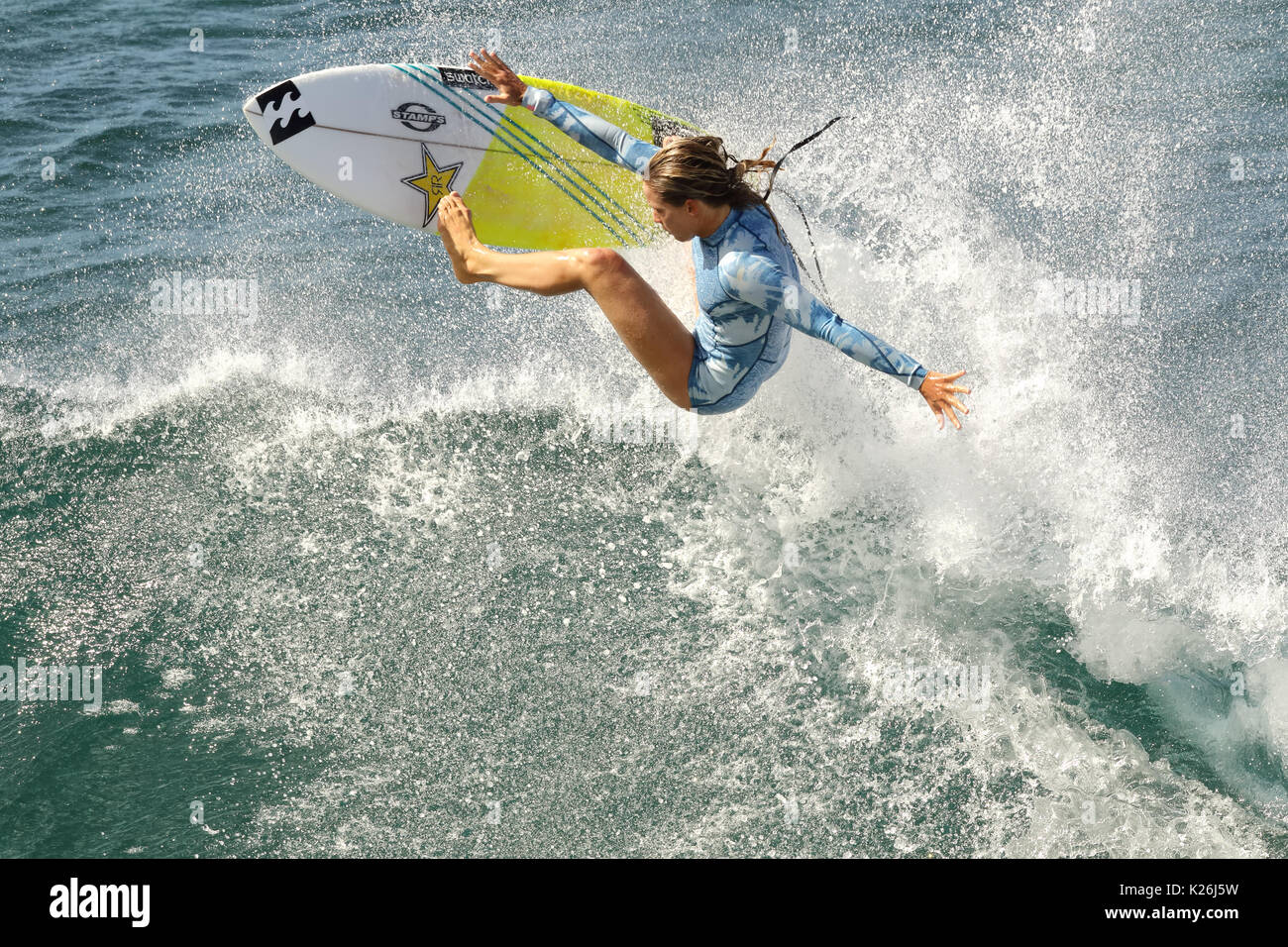 Giovane donna pro surfer a Honolua Bay a Maui. Foto Stock