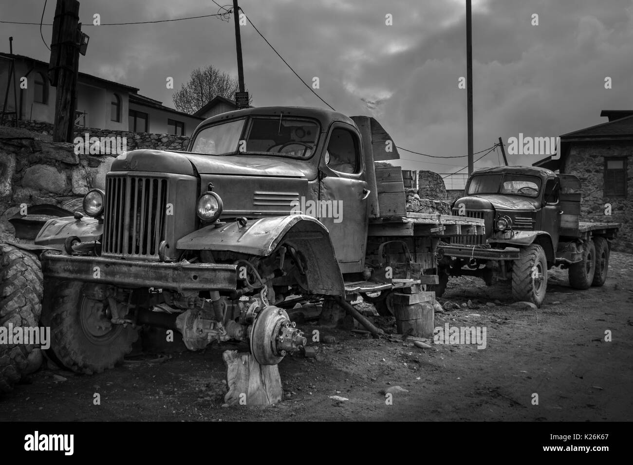 Vecchio-sovietica effettuate carrello parcheggiato in Mestia, l'insediamento principale della Georgia regione Svaneti Foto Stock